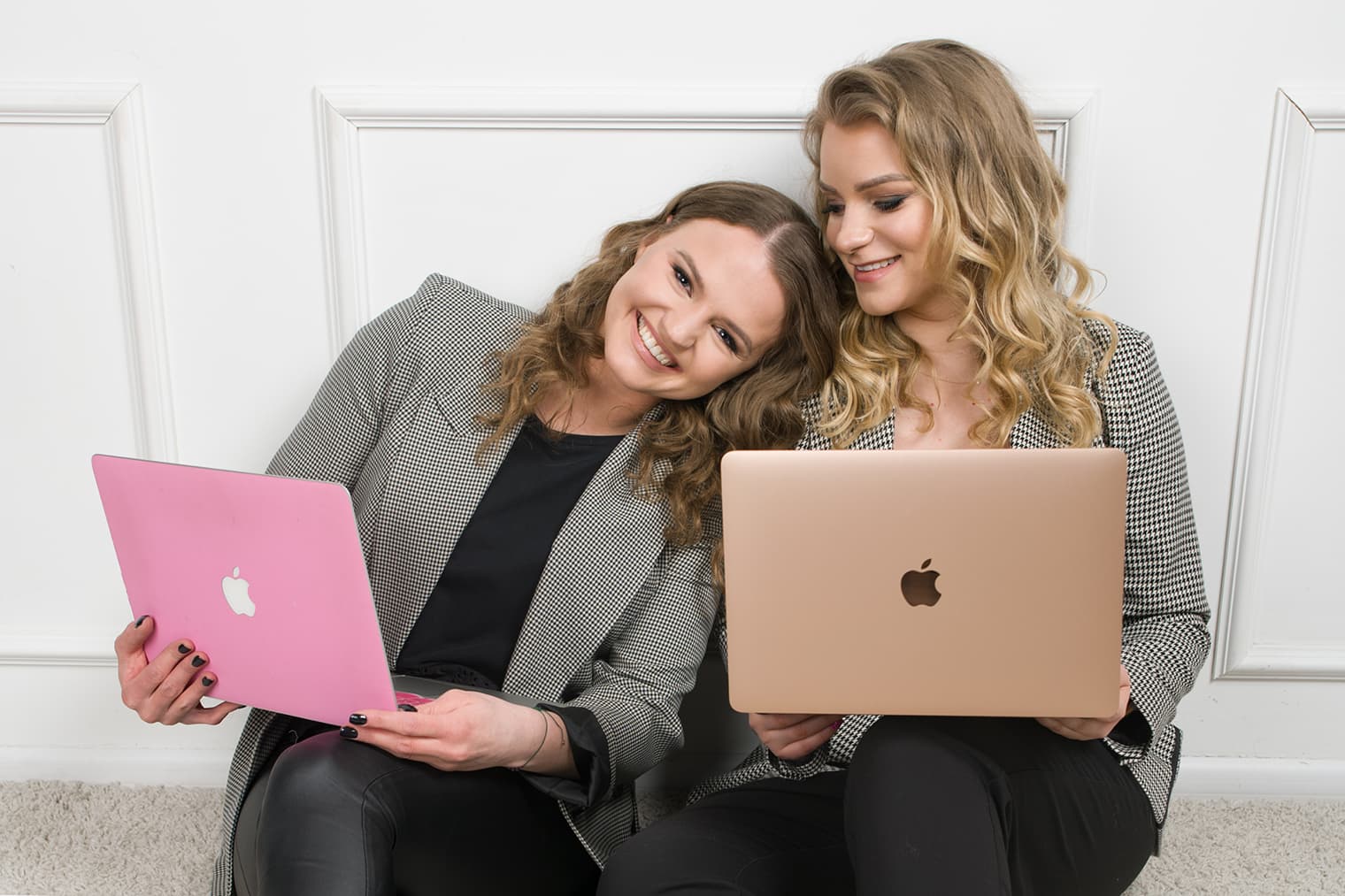 Hirepartners komanda su kompiuteriais